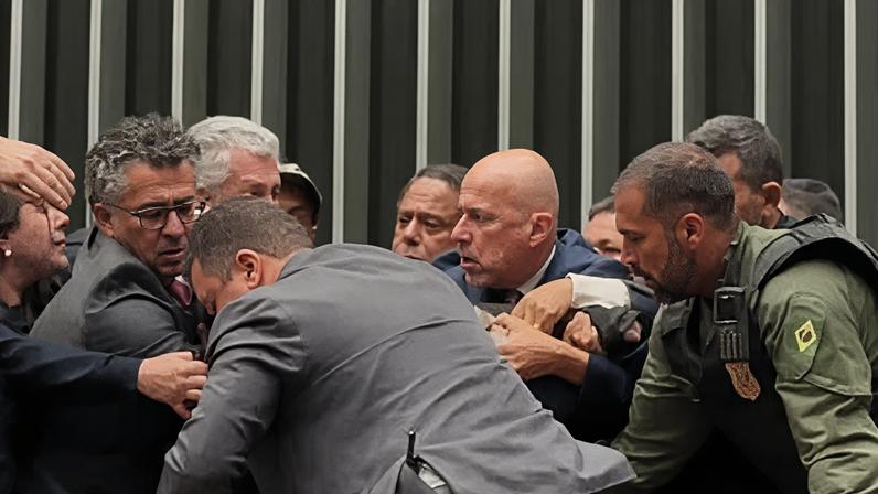 Policiais legislativos retiram Glauber Braga da Mesa Diretora da Câmara dos Deputados
