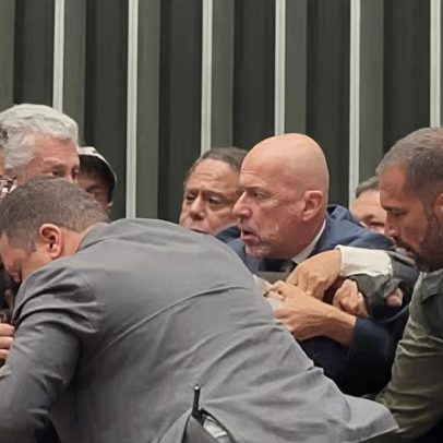 Glauber Braga é retirado à força após ocupar a mesa diretora da Câmara