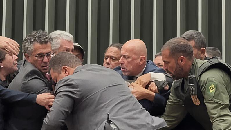 Policiais legislativos retiram Glauber Braga da Mesa Diretora da Câmara dos Deputados