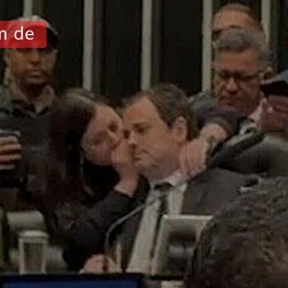 Glauber Braga é abordado pela polícia legislativa ao ocupar mesa da Câmara.