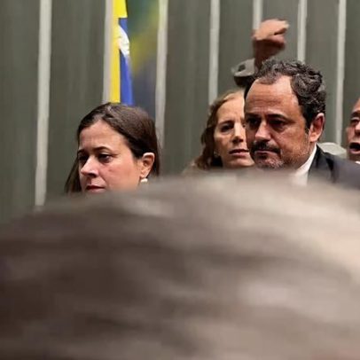 Glauber Braga deixa plenário com terno rasgado após ação da Polícia Legislativa