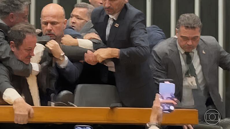 Líderes responsabilizam Hugo Motta por confusão ao anunciar pauta surpresa