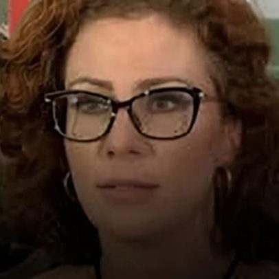 Renúncia de Carla Zambelli apresentada como presente a Hugo Motta