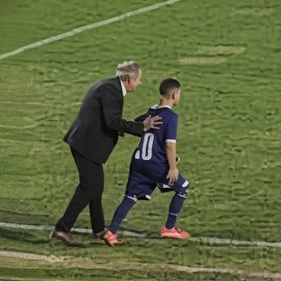 Filho com síndrome de Down de Montillo, ex-Cruzeiro, faz gol na despedida do pai