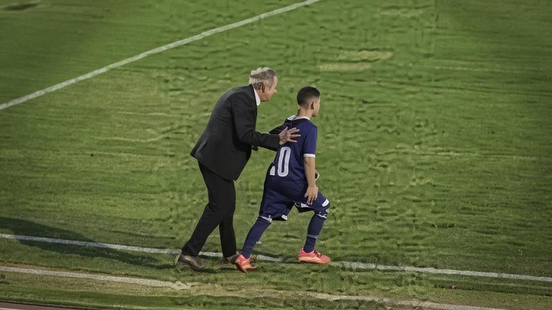 Filho com síndrome de Down de Montillo, ex-Cruzeiro, faz gol na despedida do pai