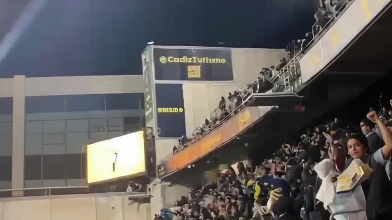 Torcedores lançam bichos de pelúcia no gramado em jogo na Espanha