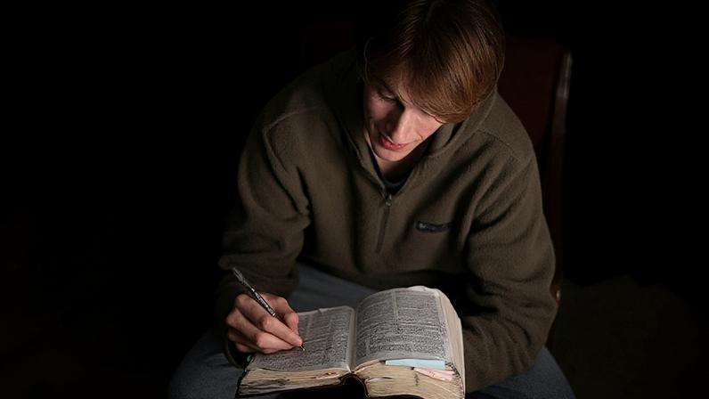 Fé cristã entre jovens na Finlândia cresce em 2025, aponta pesquisa