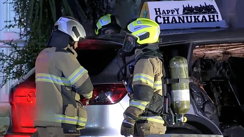 Carro com placa 'Feliz Chanucá' incendiado em ataque antissemita em Melbourne