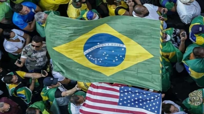 Bolsonaristas e petistas são os atuais símbolos da disputa ideológica entre direita x esquerda no Brasil.