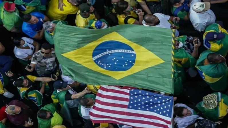Bolsonaristas e petistas são os atuais símbolos da disputa ideológica entre direita x esquerda no Brasil. Fotos: MIGUEL SCHINCARIOL/AFP e Paulo Pinto/Agência PT