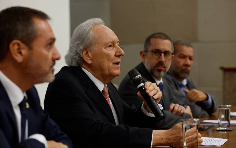 O Ministro da Justiça, Ricardo Lewandowski, acompanhado dos ministros Vinicius Marques de Carvalho (CGU) e Carlos Lupi (Previdência) e do diretor geral da PF, Delegado Andrei Rodrigues, durante coletiva de imprensa quando foi deflagrada a Operação Sem Desconto, em abril de 2025