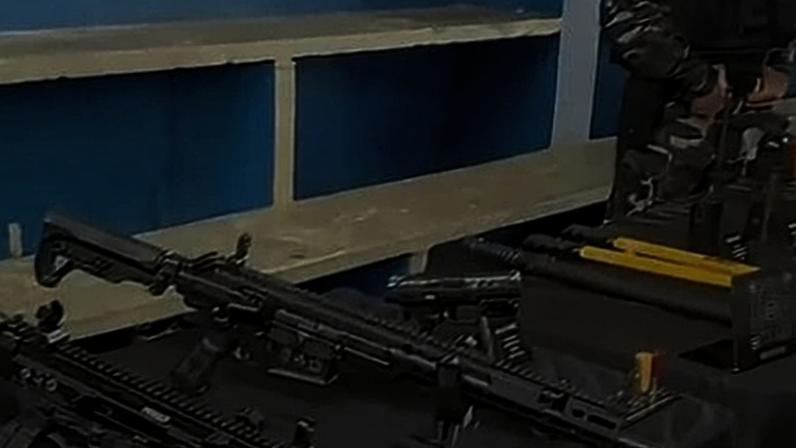 Evento em escola cívico-militar no Paraná exibe fuzis para estudantes