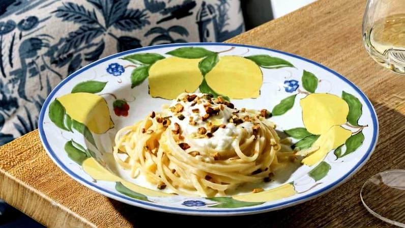 Pasta al limone, linguini na manteiga com limão-siciliano e queijo grana padano