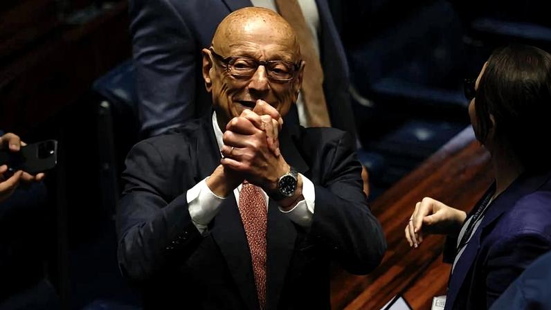 Senadores da oposição comemoram aprovação do PL da Dosimetria; na foto, Esperidião Amin (PP-SC), relator da matéria, no plenário do Casa