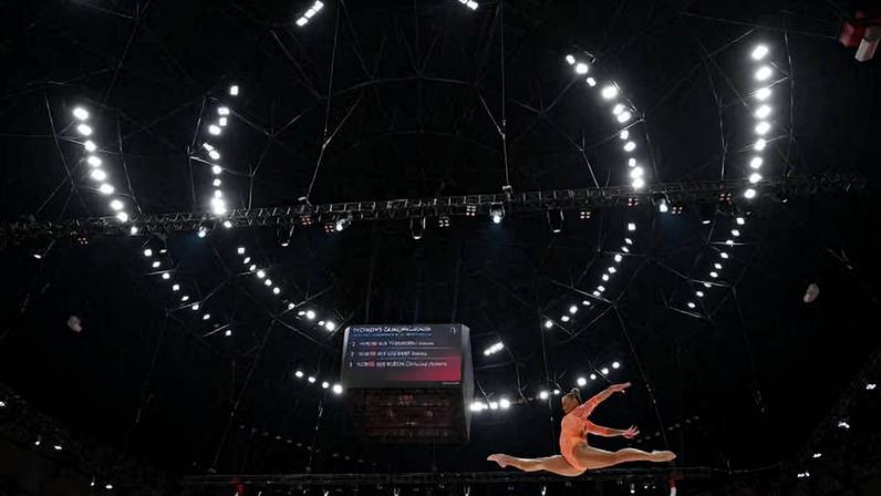 A ginasta Flavia Saraiva se apresenta na trave durante o mundial de ginástica artística de 2025, na Indonésia