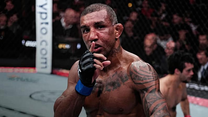 Raoni Barcelos comemora após a vitória sobre Payton Talbott no UFC 311, em janeiro de 2025. (Jeff Bottari/Zuffa LLC)