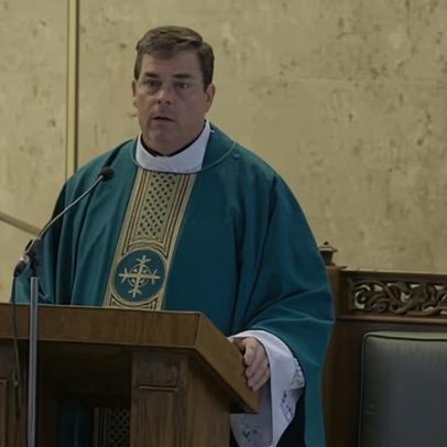 Alabama: mulher acusa sacerdote de pagar por sexo desde os 17; após renúncia, sem vencedor