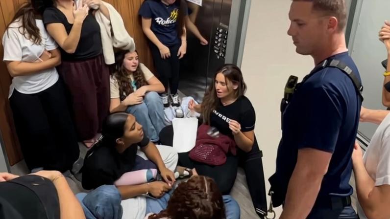 Os jovens no elevador. (Foto: Reprodução/Instagram/Luana Barbedo)