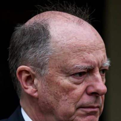 Prevenção de infecções em idosos é irregular, afirma médico-chefe da Inglaterra