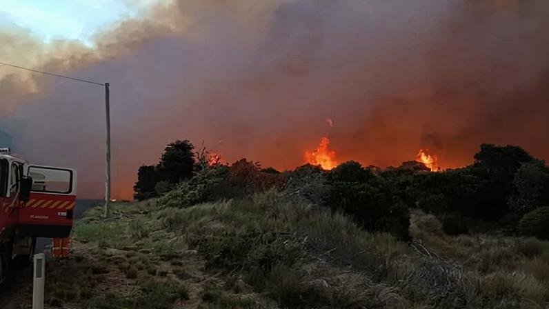 A bushfire burns at Dolphin Sands, Tasmania. New South Wales is having its first heatwave of the summer, while Western Australia’s Pilbara region has had an extreme heatwave warning.