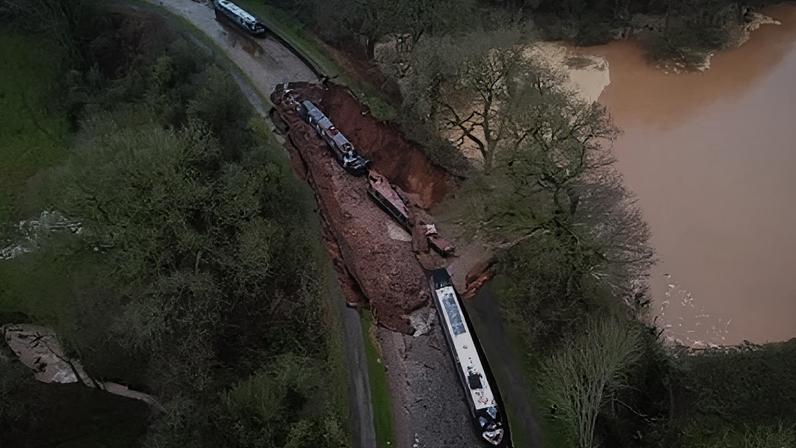 Ruptura de canal em Shropshire causada por colapso de aterro artificial