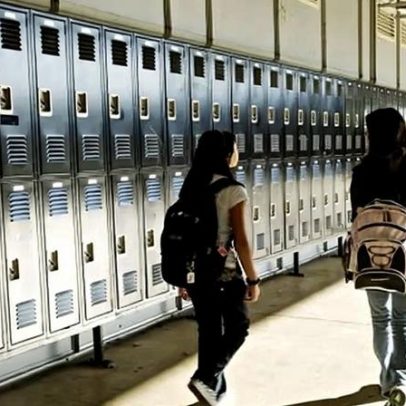 Estudantes imigrantes sofrem mais bullying com operações do ICE, diz pesquisa