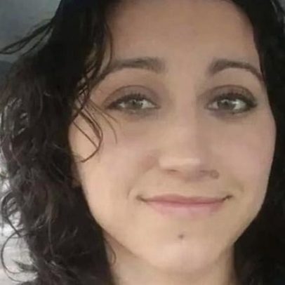 Mulher americana extraditada do Reino Unido para responder por morte de dois filhos