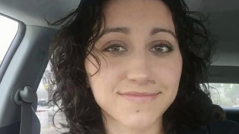 Mulher americana extraditada do Reino Unido para responder por morte de dois filhos