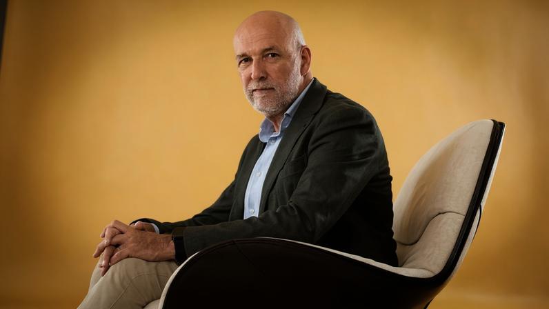 Cochilos aumentam a produtividade, afirma Ignacio Torras, em sua casa em Houston