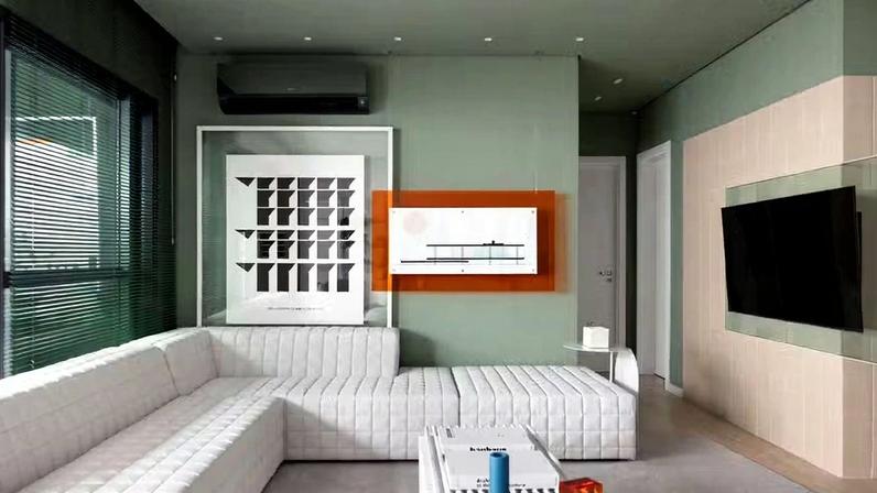 Nesta sala de TV, as paredes foram pintadas de Verde Petróleo, da Suvinil, conferindo personalidade e aconchego ao ambiente