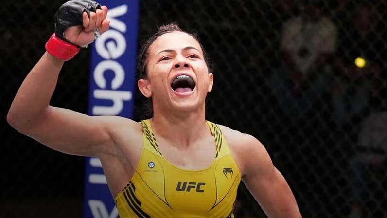 Natália Silva comemora a vitória no UFC Vegas 73. (Foto por Chris Unger/Zuffa LLC)