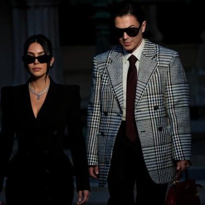 Kim Kardashian usa diamantes de milhões no julgamento por roubo em Paris