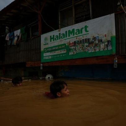 Mortes por enchentes na Ilha de Sumatra ultrapassam 900