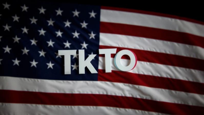 Imagem ilustrativa com a bandeira dos EUA e logotipo do TikTok — Foto: Dado Ruvic/Illustration/Reuters