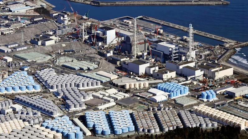 Vista aérea dos tanques de armazenamento de água da usina nuclear de Fukushima, no Japão.