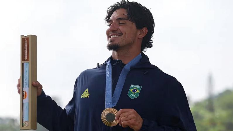 Gabriel Medina com a medalha de bronze do surfe em Paris 2024 — Foto: REUTERS/Carlos Barria