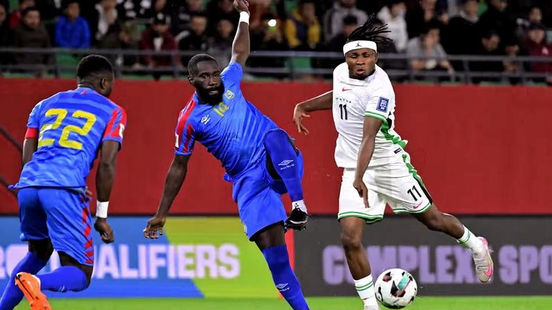 Chukwueze arma o chute diante de Masuaku em Nigéria x República Democrática de Congo — Foto: REUTERS/Abdelmjid Rizkou