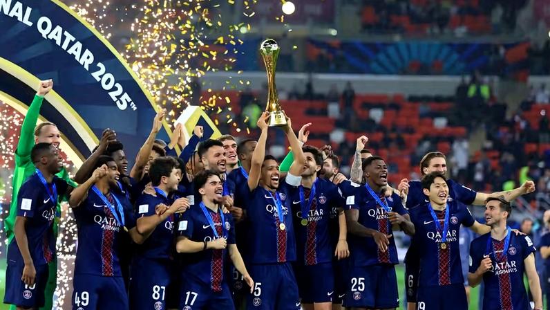 Marquinhos ergue a taça da Copa Intercontinental para o PSG após vitória nos pênaltis contra o Flamengo — Foto: Thaier Al-Sudani/Reuters