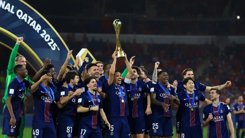 Marquinhos ergue a taça da Copa Intercontinental para o PSG após vitória nos pênaltis contra o Flamengo — Foto: Thaier Al-Sudani/Reuters