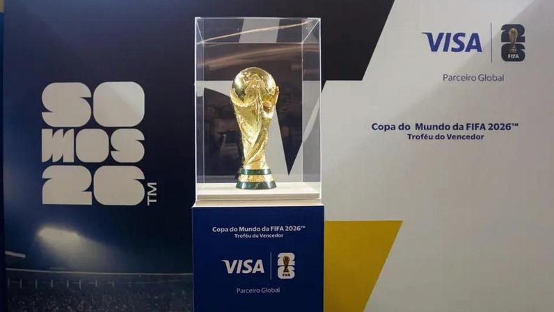 Taça da Copa do Mundo em exposição em São Paulo (Foto: Felipe Marques/Zimel Press/Gazeta Press)