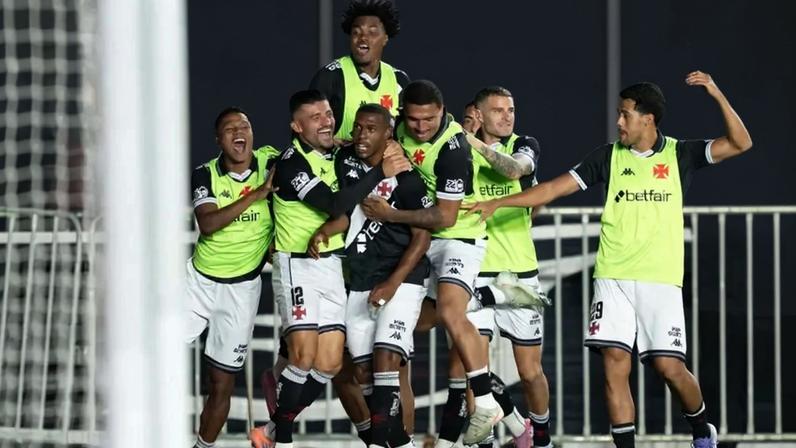 Rayan comemora o gol do Vasco ao lado dos companheiros de equipe (Foto: Jorge Rodrigues/ Agif/Gazeta Press)