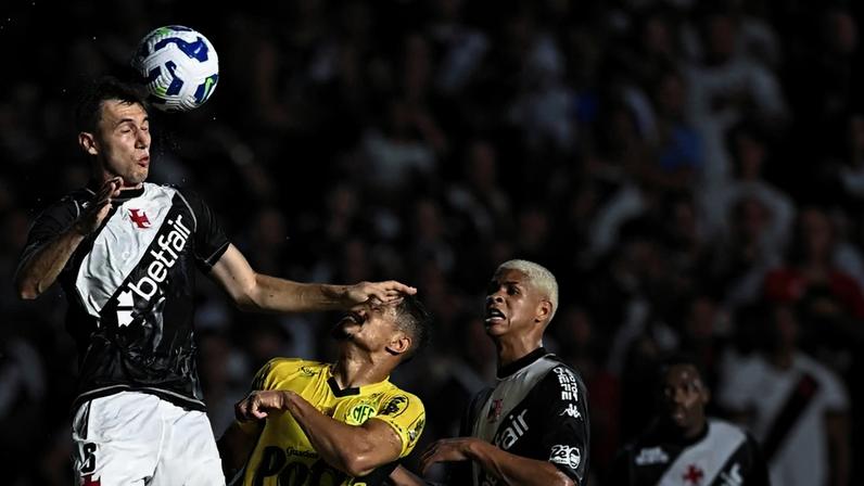 Lucas Piton, do Vasco, em ação contra o Mirassol (Foto: André Fabiano/Código 19/Gazeta Press)