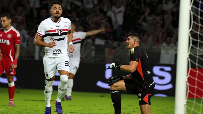 Rochet se levanta após Sabino abrir o placar (Foto: Mauricio De Souza/AGIF/Gazeta Press)