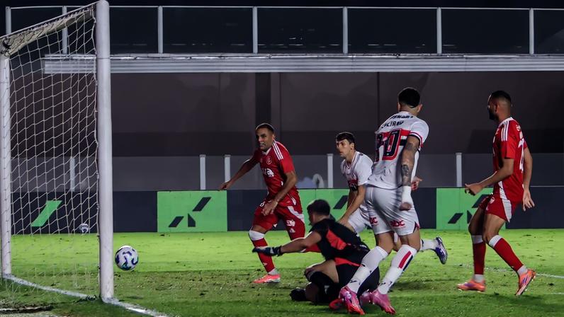 Terceiro gol do São Paulo na goleada por 3 a 0 (Foto: Raphael Campos Do Prado/Mochila Press/Gazeta Press)
