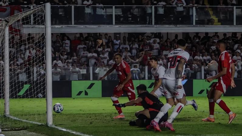 Lance do gol de Luciano, o terceiro da partida (Foto: Raphael Campos Do Prado/Mochila Press/Gazeta Press)