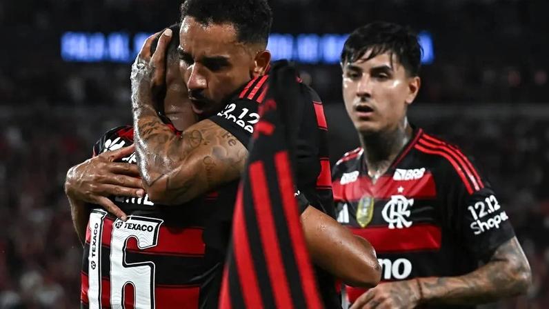 Samuel Lino comemora o gol do Flamengo com Danilo e Pulgar (Foto: André Fabiano/Código 19/Gazeta Press)