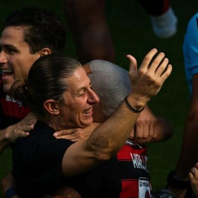 Filipe Luís celebra título e indica desejo de renovar com o Flamengo