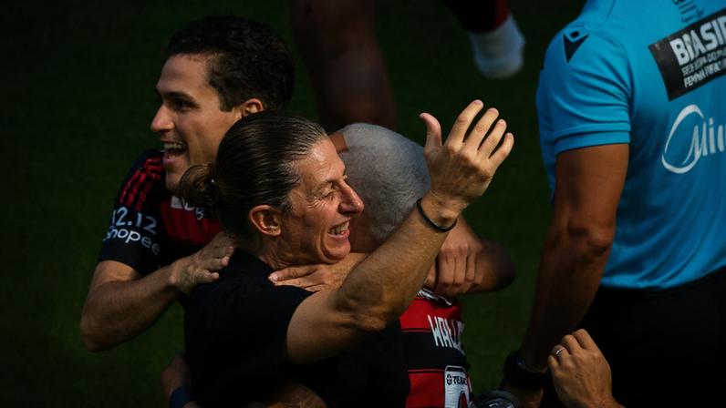 Filipe Luís celebra título e indica desejo de renovar com o Flamengo