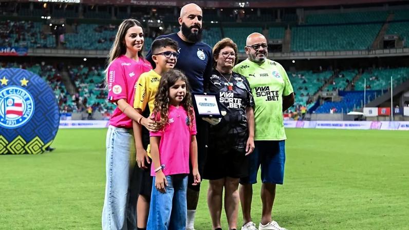 Danilo Fernandes é homenageado pela família em sua despedida da Fonte Nova (Foto: Rafael Falcao/Pera Photo Press)