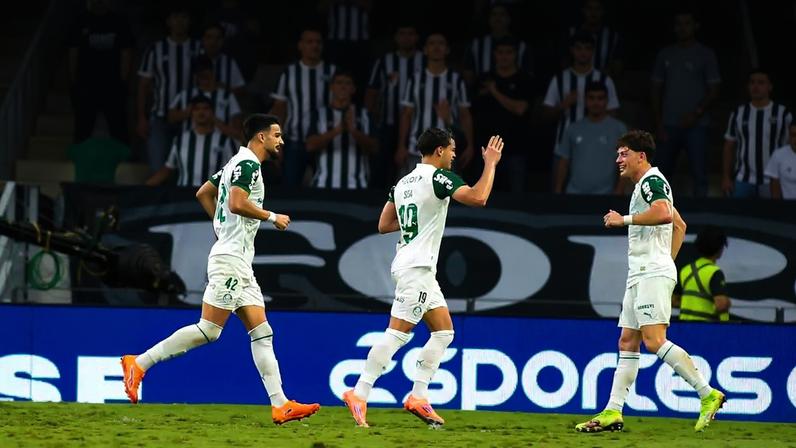 Jogadores do Palmeiras comemoram gol contra o Ceará (Foto: Jonathan Feitosa De Sousa/W9 PRESS/Gazeta Press)